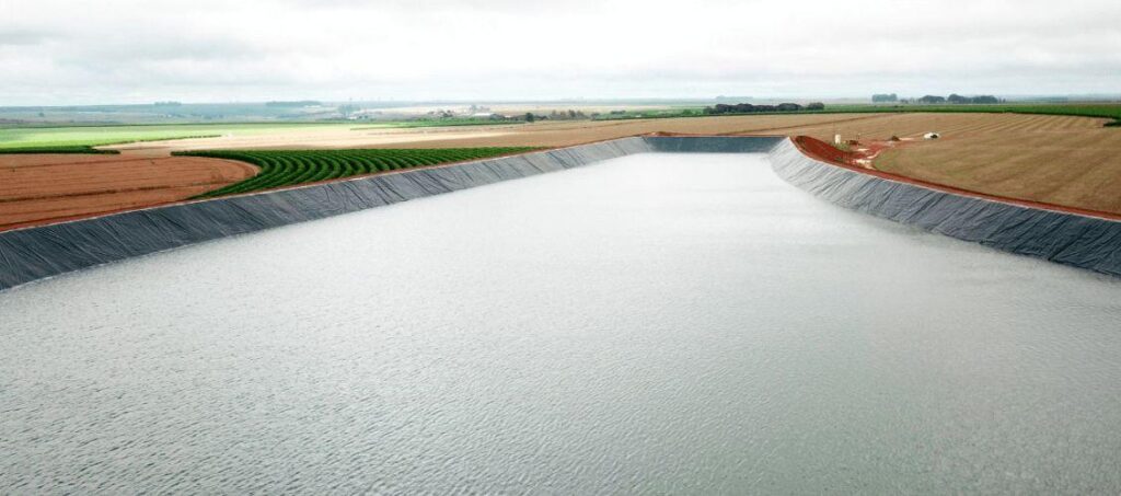 LonaxGeo - Aplicações: Reservatório de água para irrigação na Fazenda Funchal, construído com geomembrana LonaxGeo.